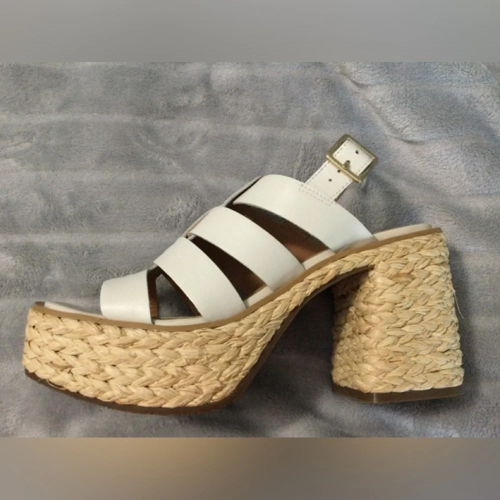 Lisa Vicky Just Strappy Platform White Sandals Size 8.5 M